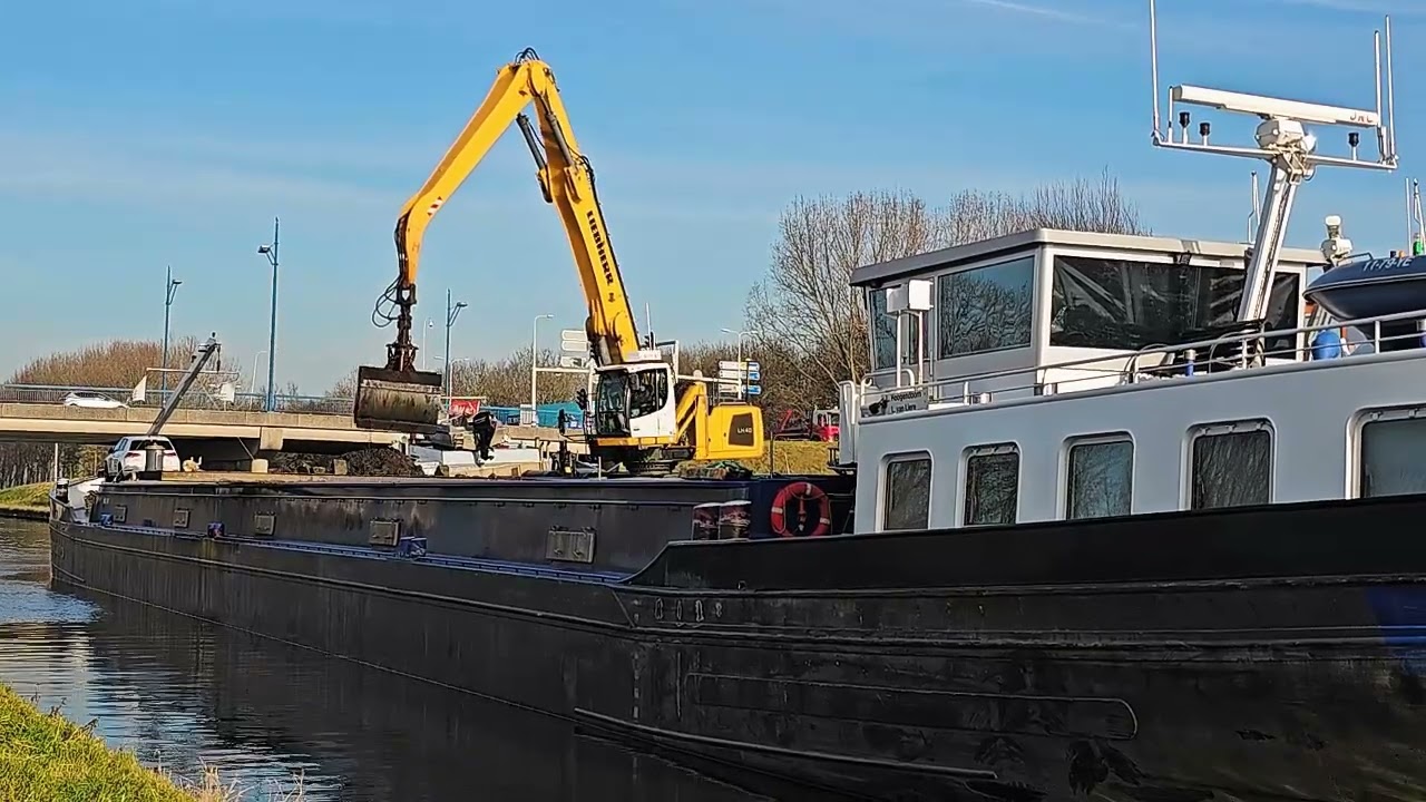 Baggeren Aarkanaal en oude Rijn in Alphen a/d Rijn #alphenaandenrijn