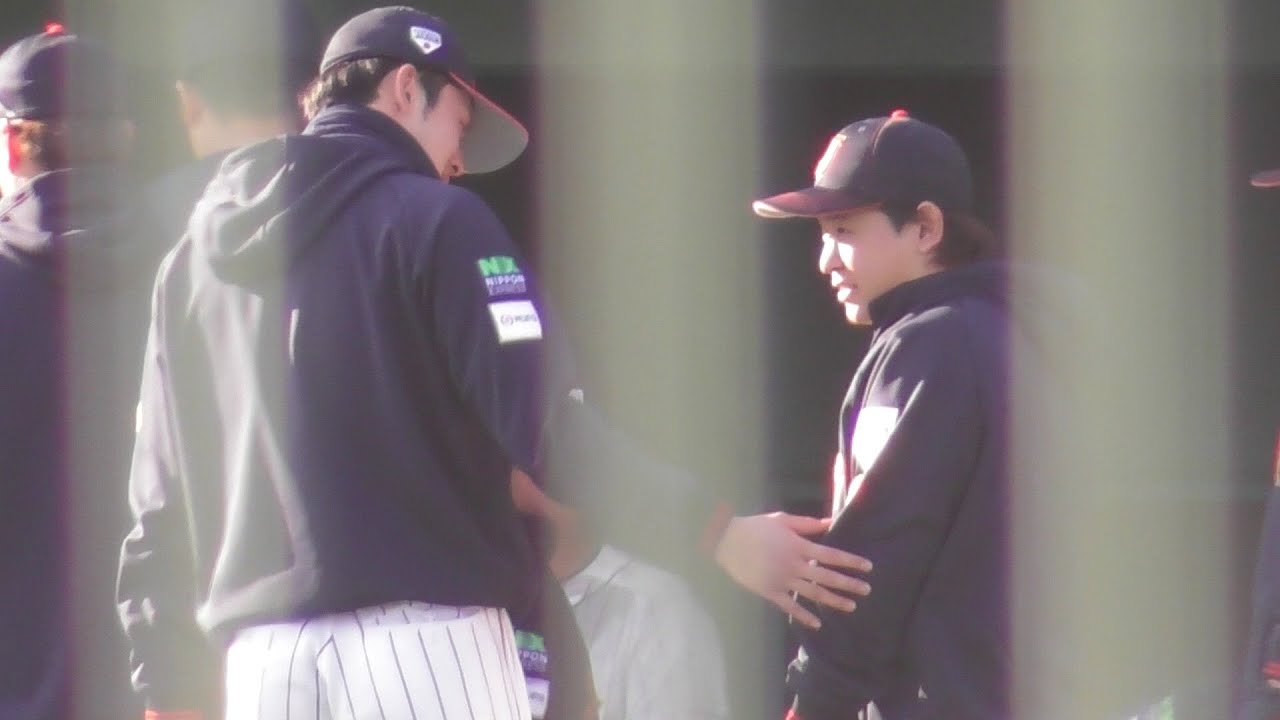 登板を終えた宮城大弥にスッと寄り添ってくれる佐々木朗希(2023/2/25)