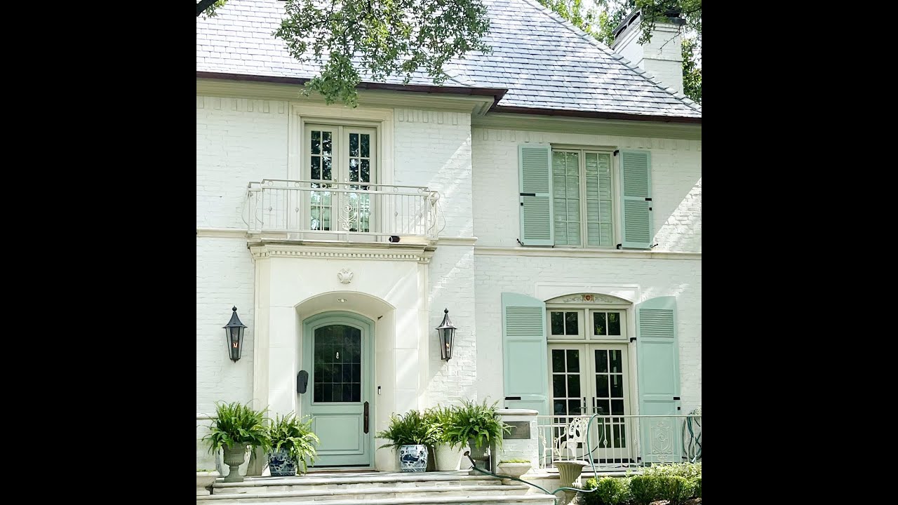 Chic Peek with Lacy Lange