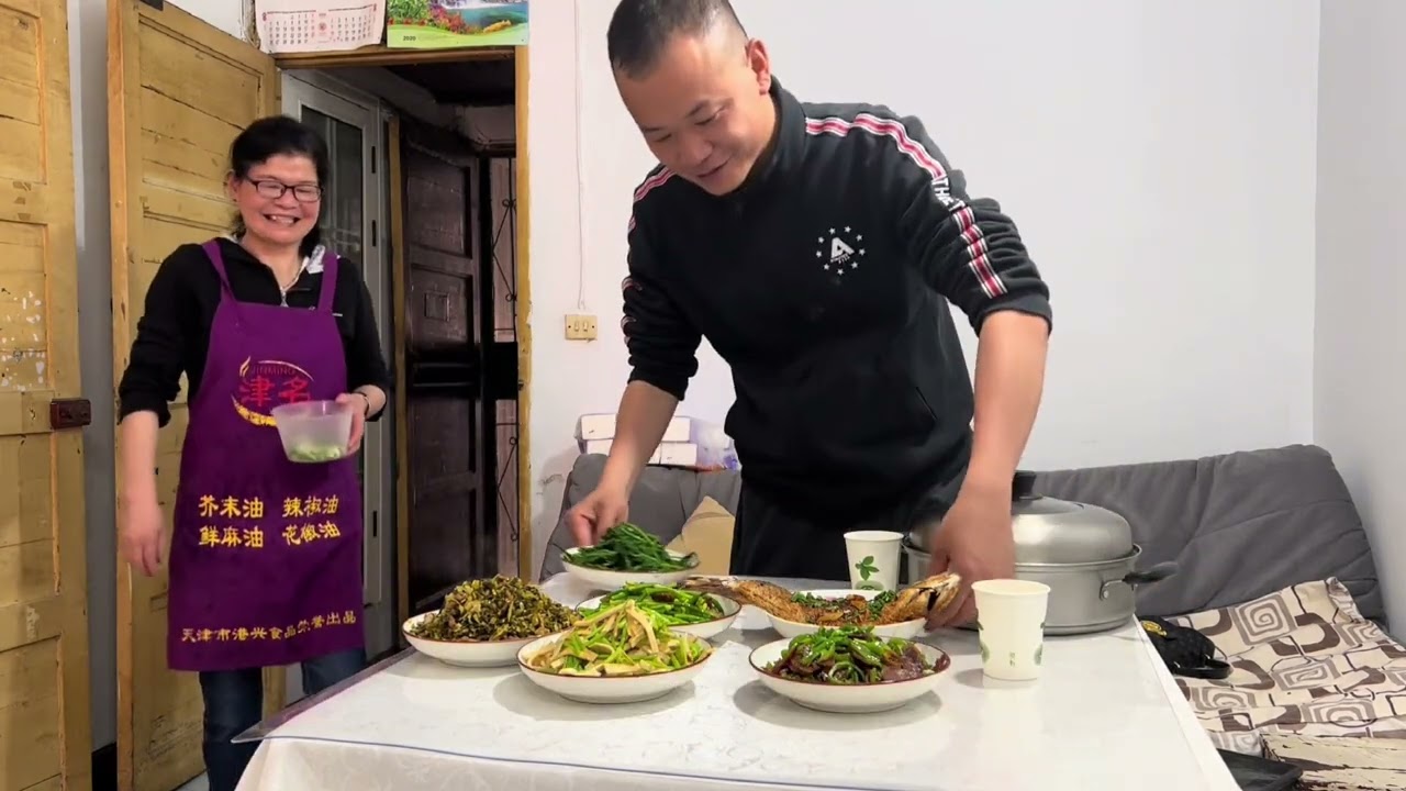 出租屋迎来客人，老妈烧一桌拿手好菜，邻居大姐要给老妈安排工作 #外卖小哥无所不能 #外卖小哥 #vlog日常 #外卖 #日常vlog #生活vlog #工作vlog #人间温暖