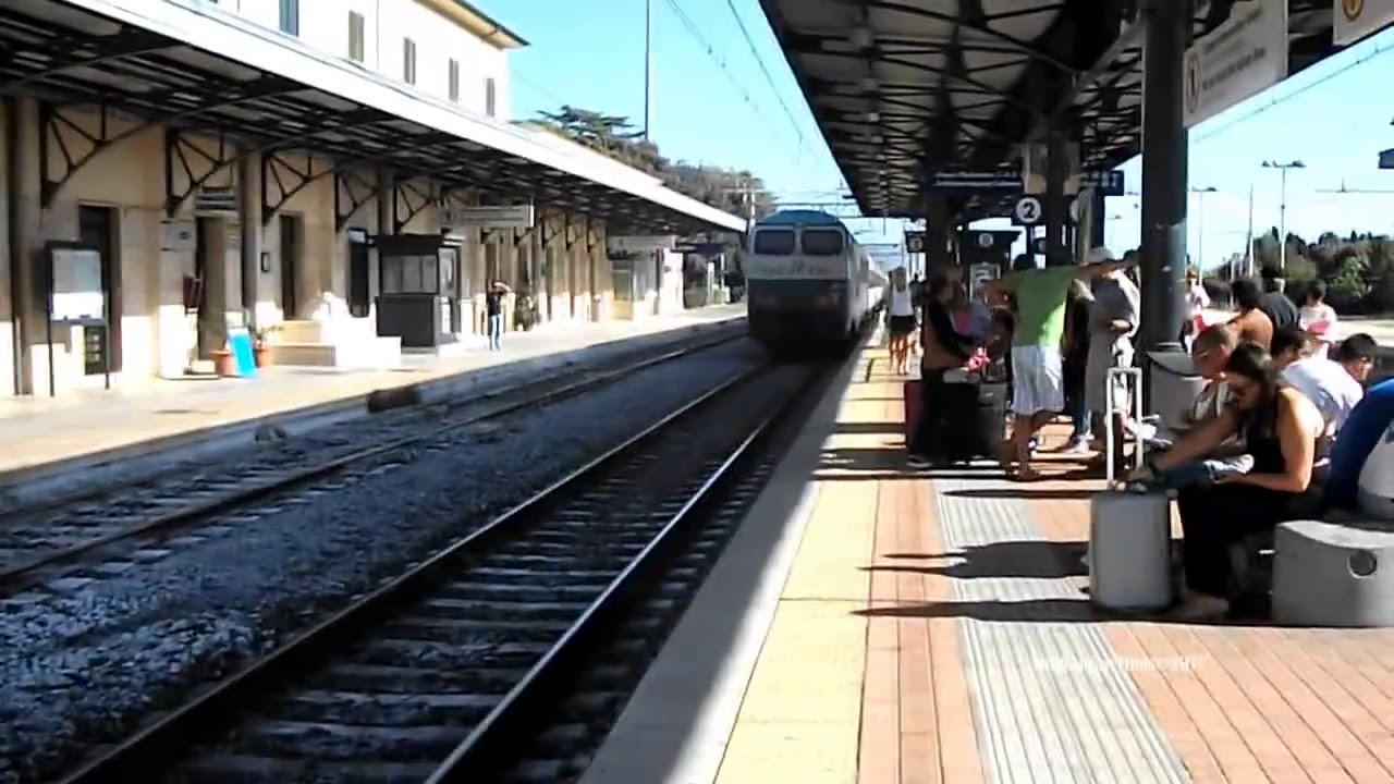 ITALIAN TRAINS AT CECINA IN TUSCANY  WEST COAST LINE 28/08/2011