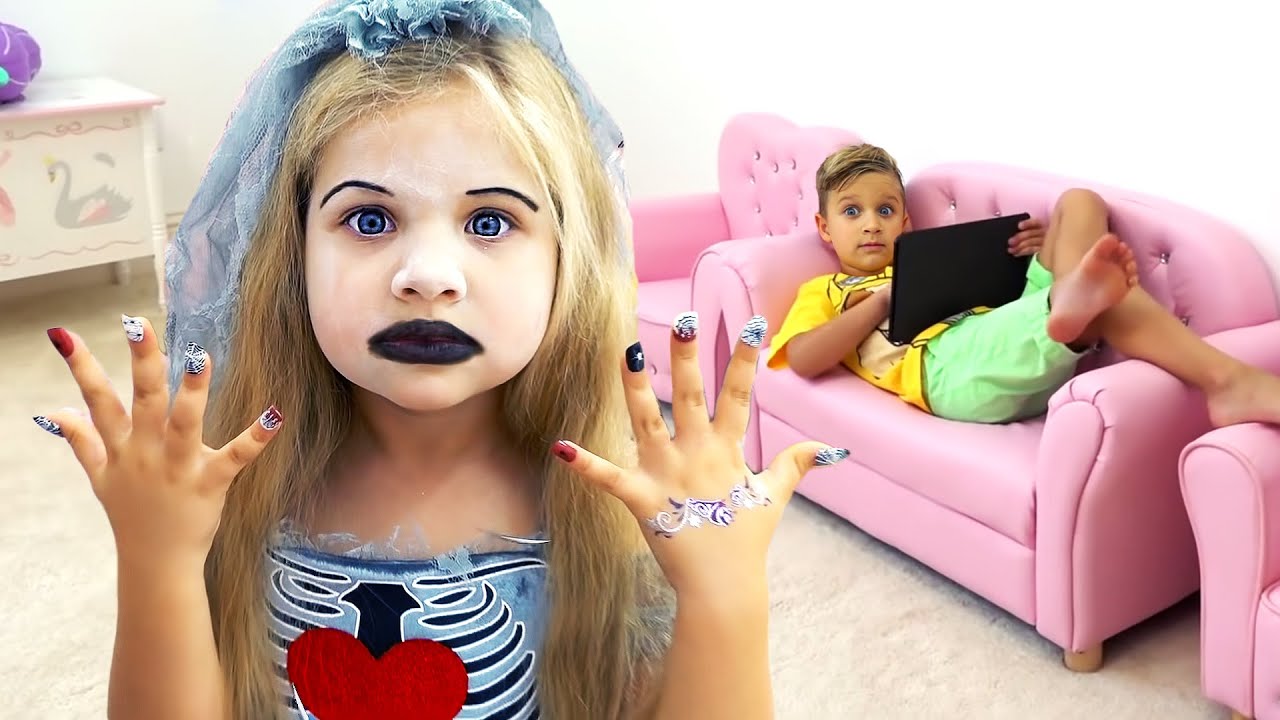 Diana Escoge un Disfraz de Halloween