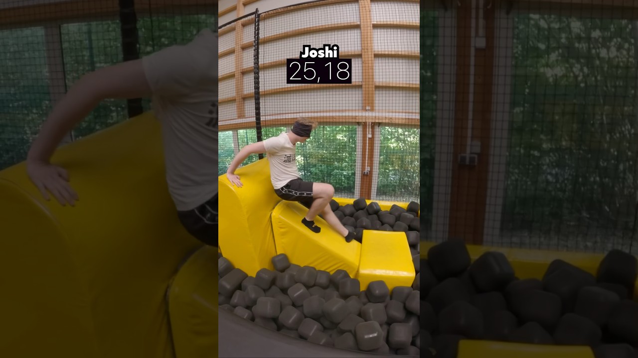 Wer schafft den TRAMPOLIN-PARCOURS BLIND schneller? #challenge #funny #trampolin #parcours
