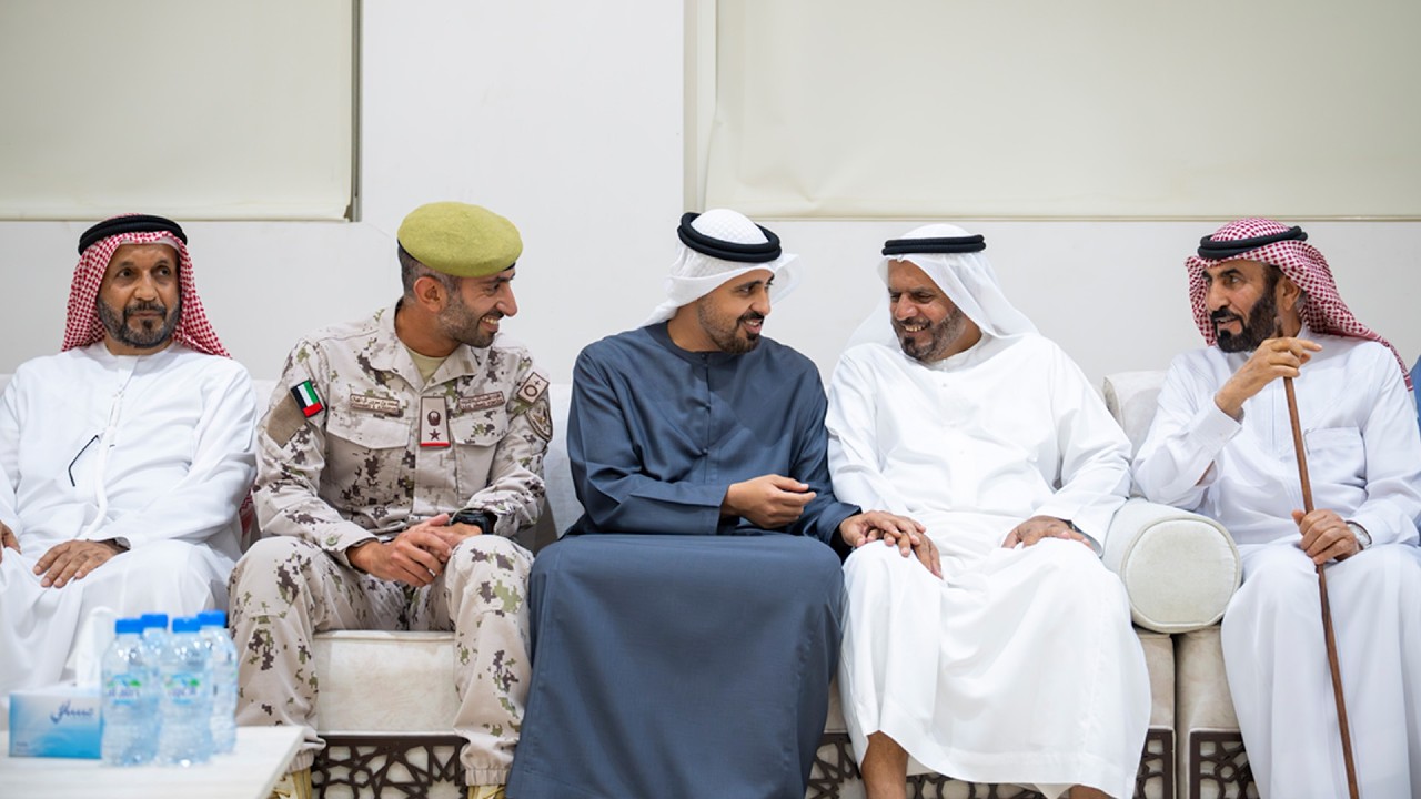 ذياب بن محمد بن زايد يقدم واجب العزاء لأسرة الشهيد علي الطنيجي
