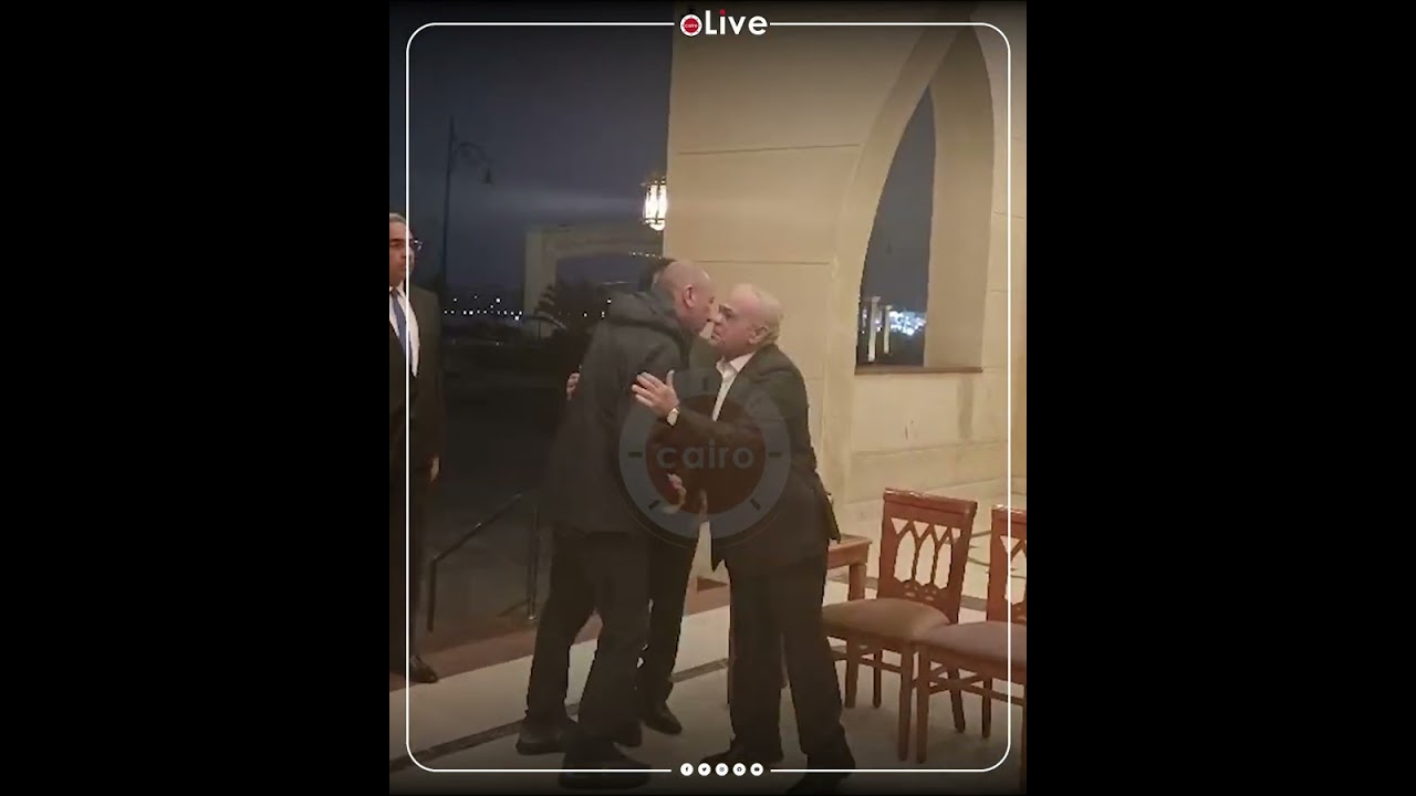 حوار جانبي بين أحمد شوبير وأسامة عرابي في عزاء والدة حسام البدري
