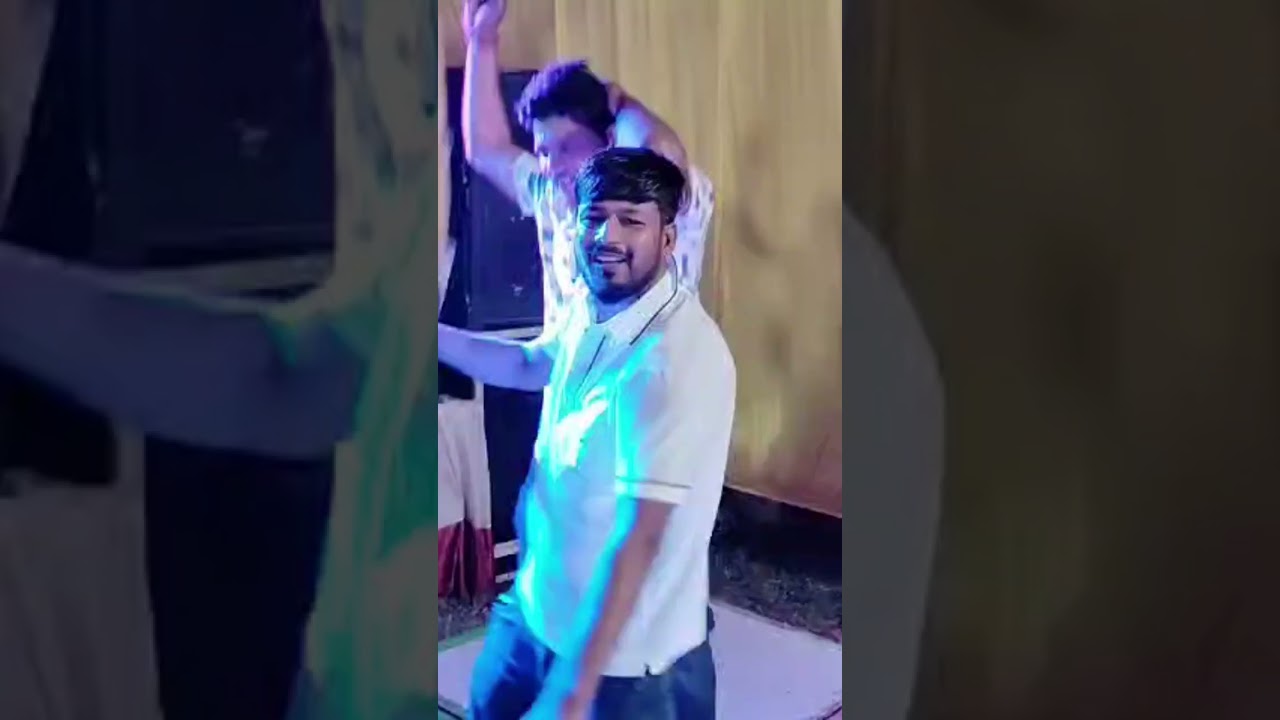Dost ki shaadi mein masti lete hai