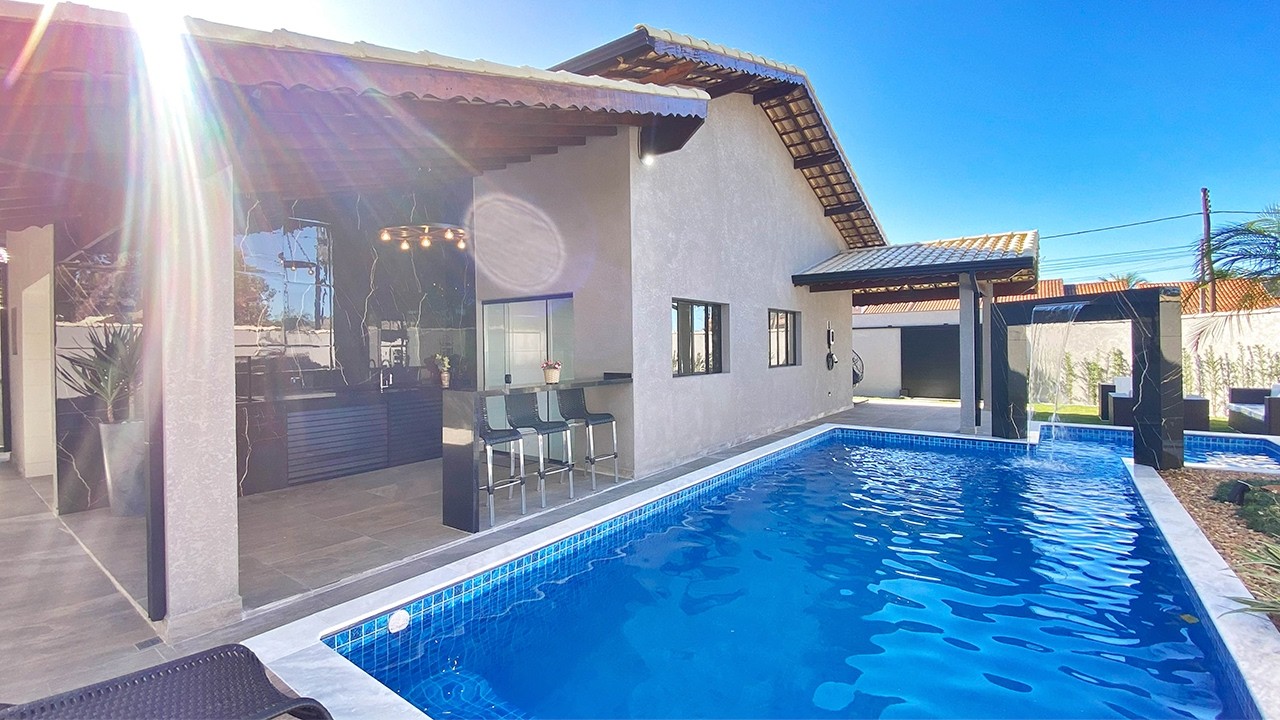 Casa à Venda a 1 Quadra do Mar em Itanhaém | Piscina e 3 Dormitórios