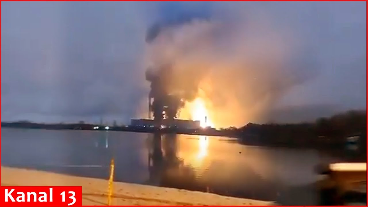 На видео запечатлен взрыв и пожар после аварии на крупной электростанции в Москве.