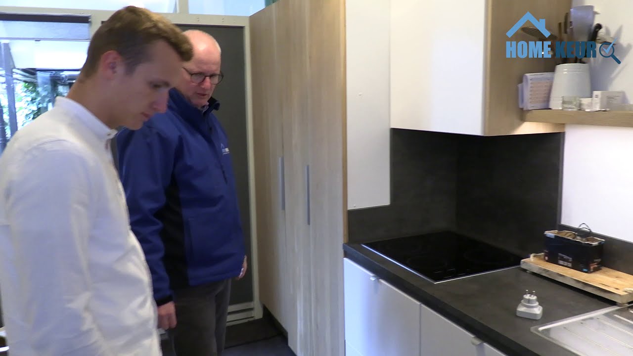 Moderne keuken inspecteren tijdens bouwkundige keuring