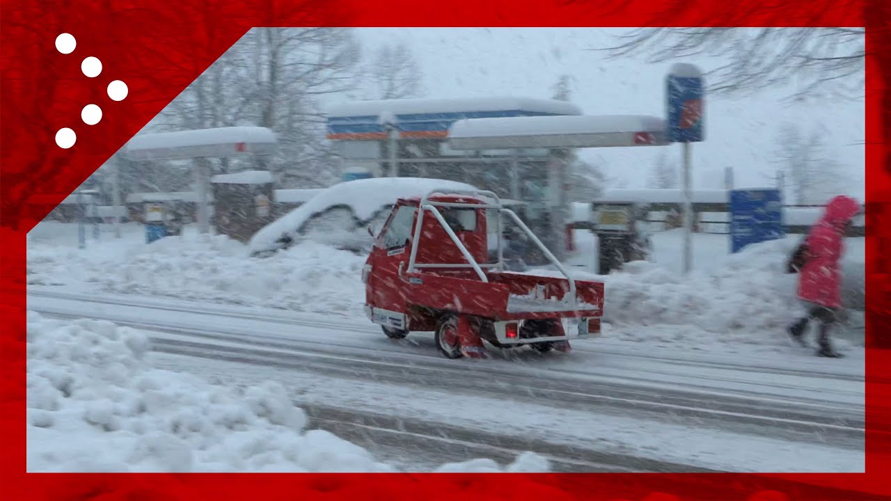 San Marino, qualche veicolo in difficoltà. Ma non questa apecar rossa che sfreccia sulla neve