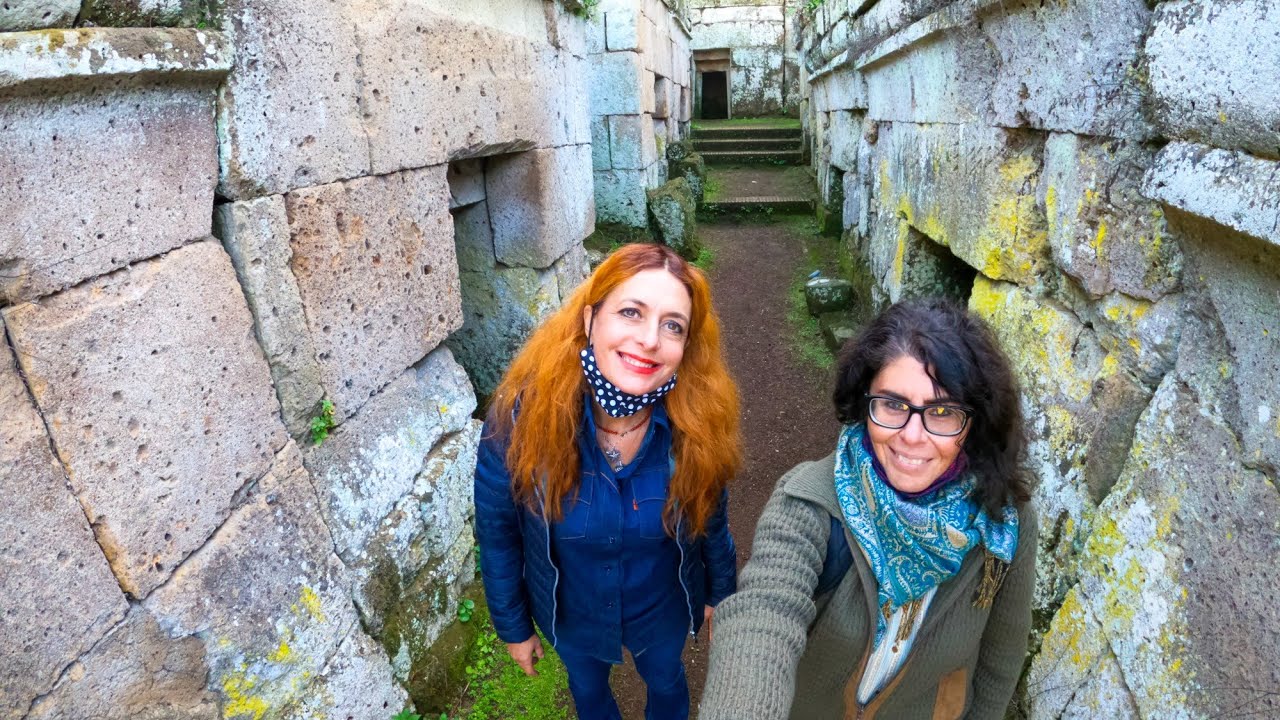 Orvieto: visitiamo la necropoli Crocifisso del Tufo insieme a Lara Anniboletti, la Direttrice