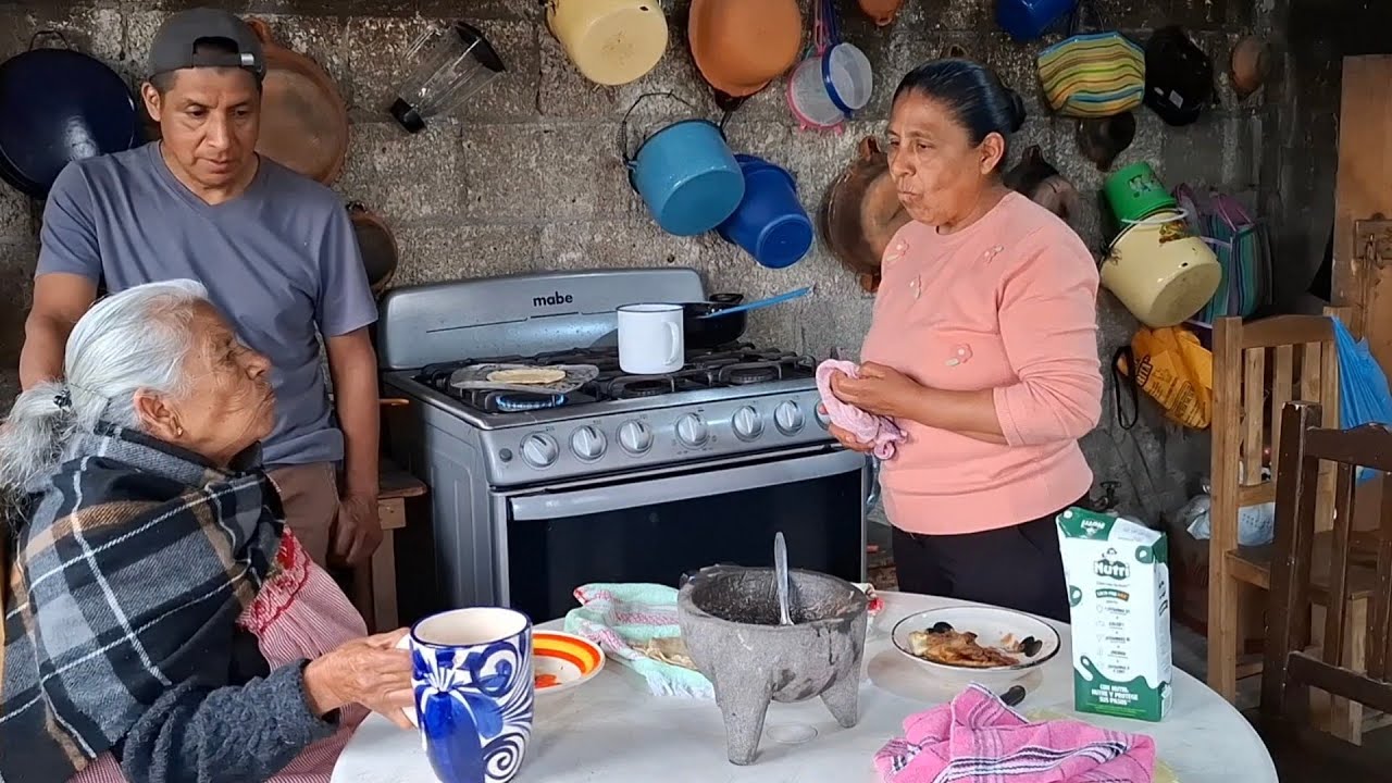 Una salsita de molcajete  y un cacho de carne asi es la vida de una familia  mexicana
