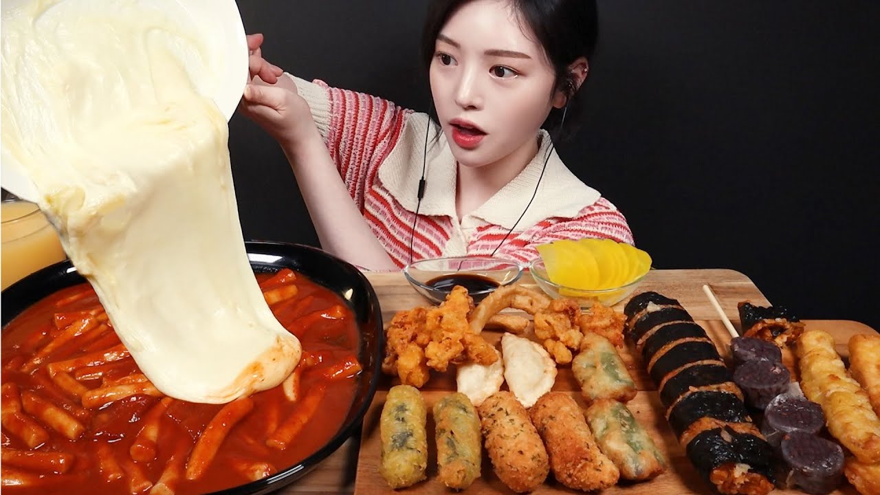SUB)치즈 두번 추가한 신전떡볶이 먹방! 납작당면에 핫도그 치즈김밥 닭껍질튀김 김말이까지 분식 꿀조합 리얼사운드 Cheese tteokbokki Mukbang Asmr