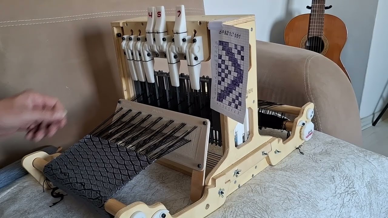 ''Banaer HW8S'' hand weaving machine weaving video.