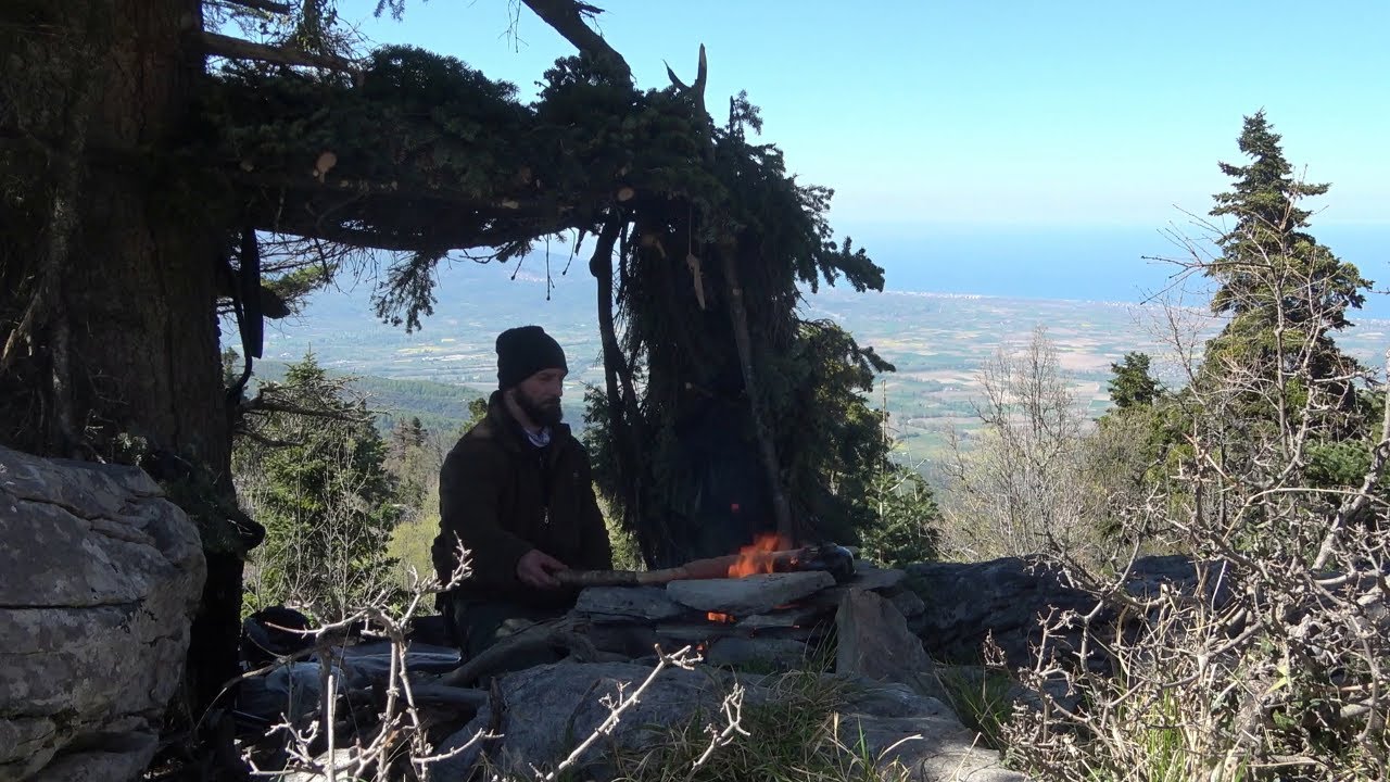 BUSHCRAFT WITH AMAZING PANORAMIC VIEW I BUILD A HALF SHELTER AND I COOKED BEEF MINCED MEAT ON STICK