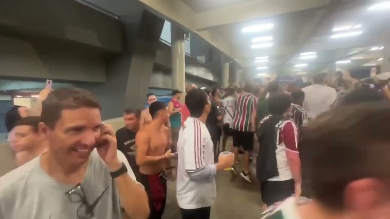 Polícia Militar interrompe festa da torcida do Fluminense após vitória sobre o Flamengo no Maracanã