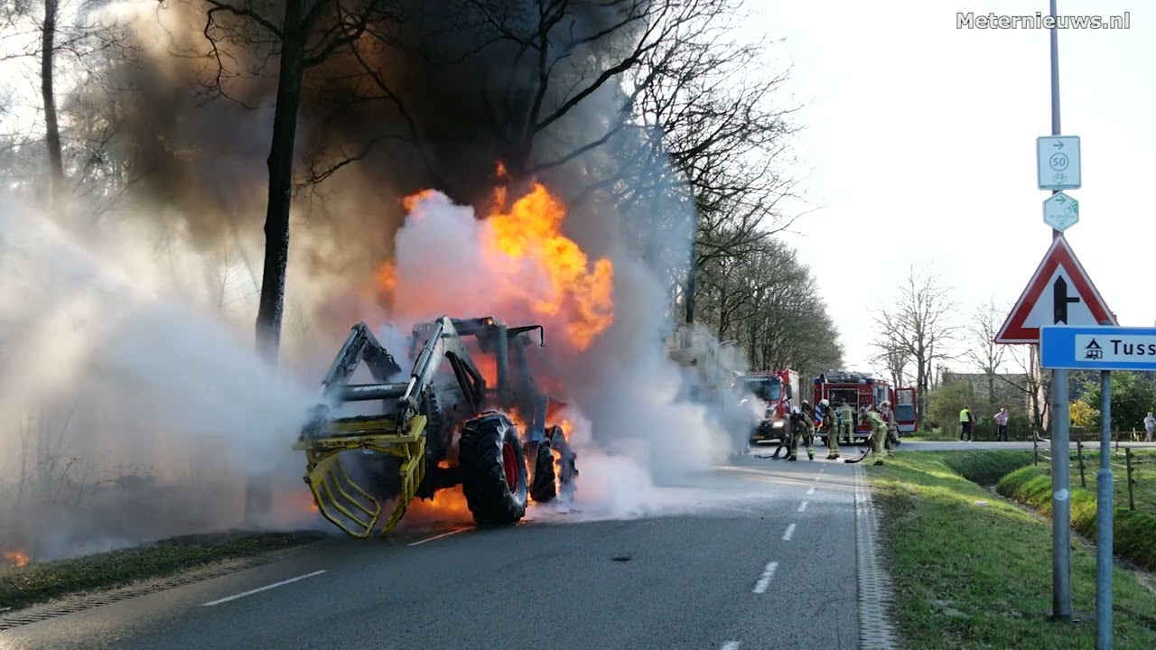 Tractor in lichter laaie in Hollandscheveld