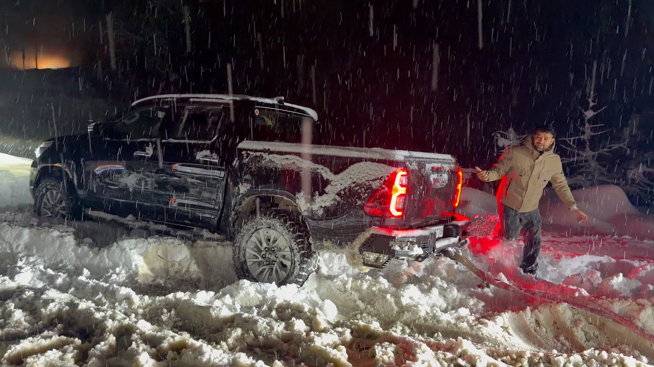 Raat ke 12 bje snow mai galat fass gaye | Snow drive gone wrong😢