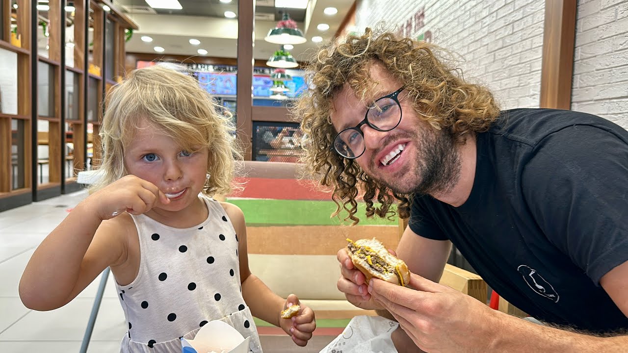 BURGER KING in MOROCCO is NOT Like in America 🇲🇦 برجر كينج في المغرب ليس كما هو الحال في أمريكا