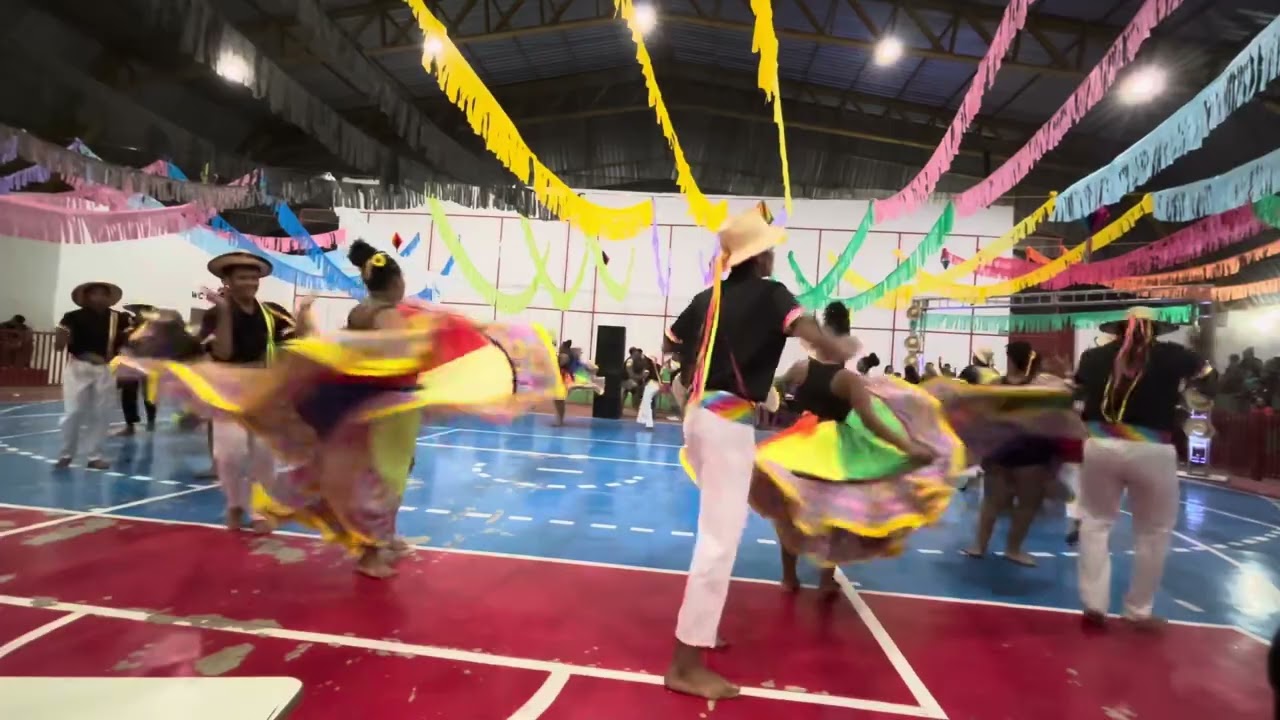 Apresentação na festa da escola oswaldita eliza Teixeira Couto 