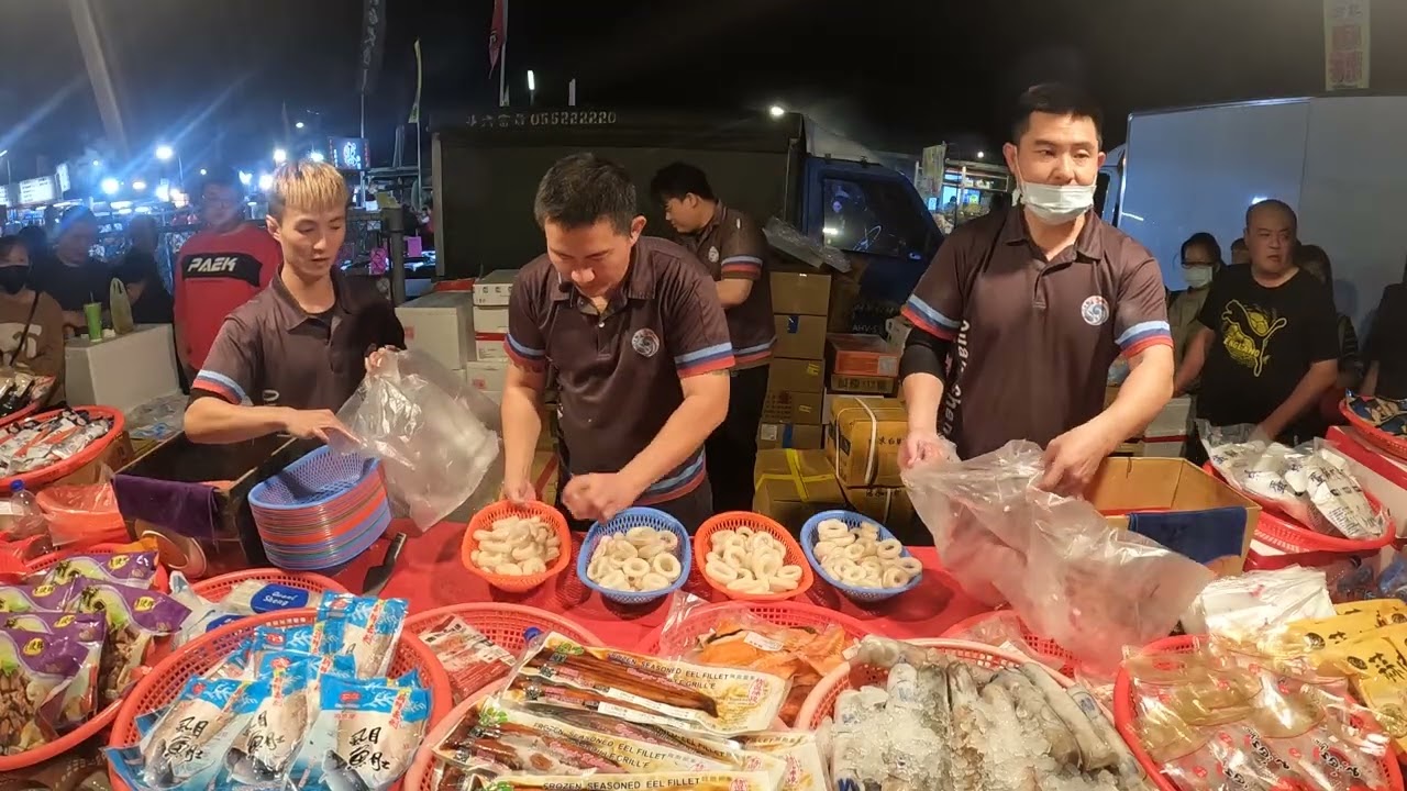 21  滿滿一盤的魷魚圈，回家炒九層塔蒜頭，做成三杯，便宜又划算 #嘉義趙又廷 #全晟海產 #週六斗南夜市 #海鮮拍賣 #海鮮叫賣