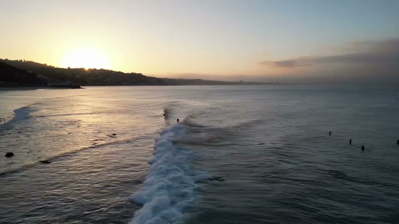 🏄‍♂️ Dreamlike Serenity: Sunrise Surfing at Topanga State Beach, California 🌊 🏄‍♂️