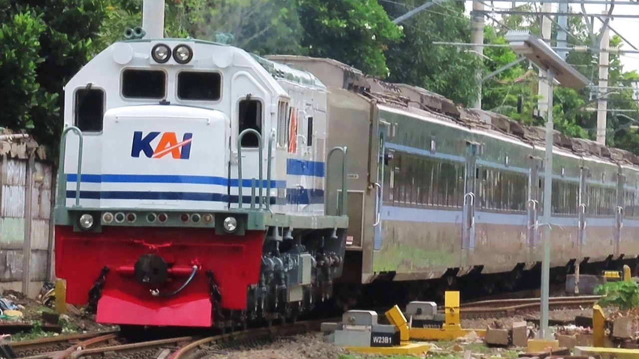 PERJALANAN PERDANA LOKOMOTIF CC 204 LIVERY WNB GARIS BIRU KE JAKARTA !! Kereta Sore di Pasar Senen