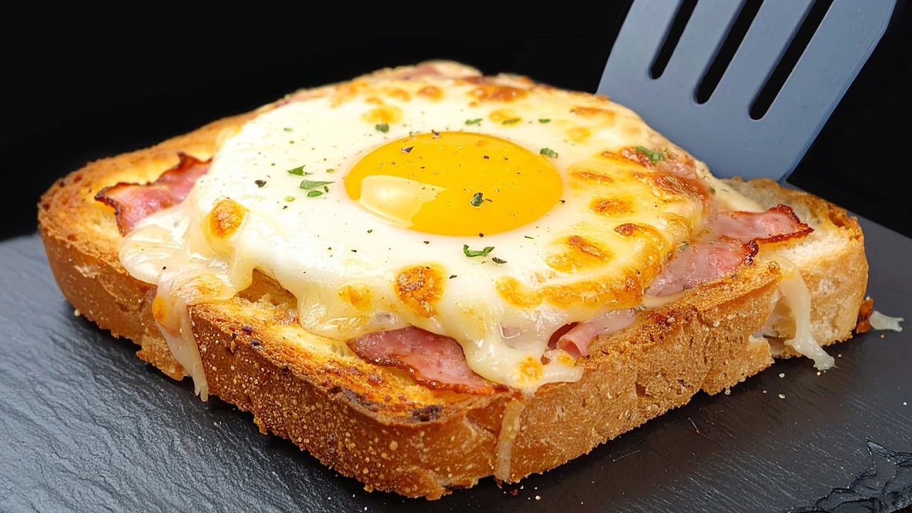 Просто вылейте яйца в хлеб! Самый вкусный рецепт моего мужа! Новый завтрак за 15 минут!