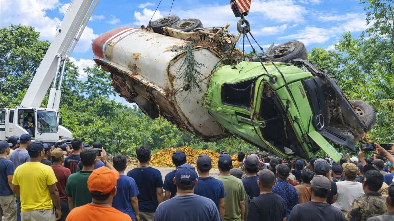 Kabin Ringsek Hancur Parah‼️Penyelamatan Truck Terjun Ke Jurang