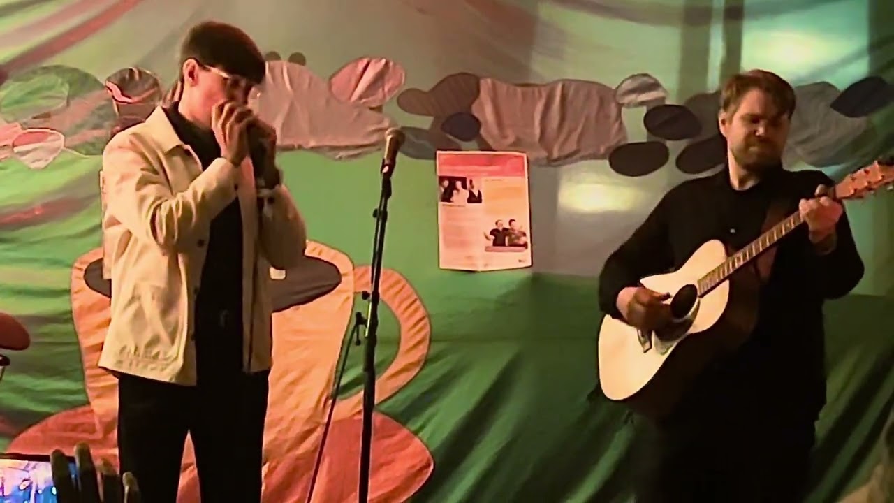 Filip Jers (munspel) och Emil Ernebro (gitarr)