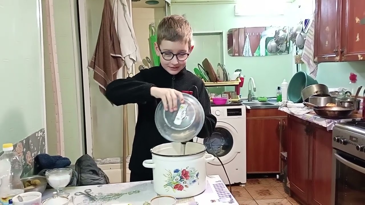 Масляница . Мой первый опыт  жарки блинов. Рецепт блинов на сыворотке. Было весело.