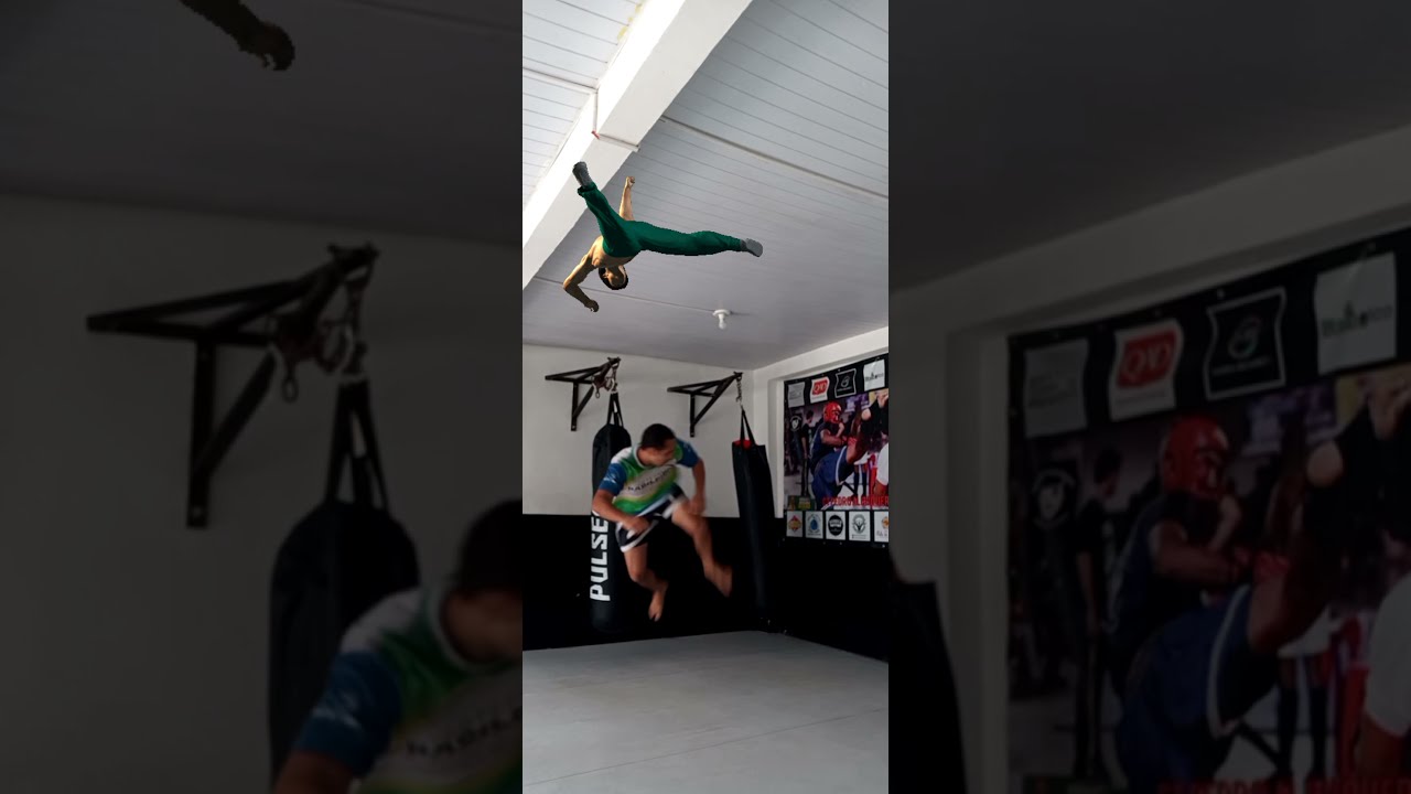 treino de kickboxing. chute girat&oacute;rio com o calcanhar saltando. butterfly kick! #kickboxing #Kung fu