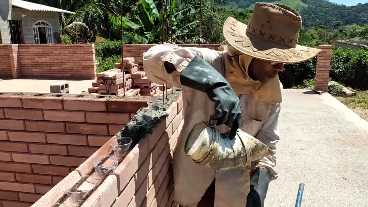 ENCHENDO CANELETA DE TIJOLO ECOLÓGICO# MACAÉ  R.J.