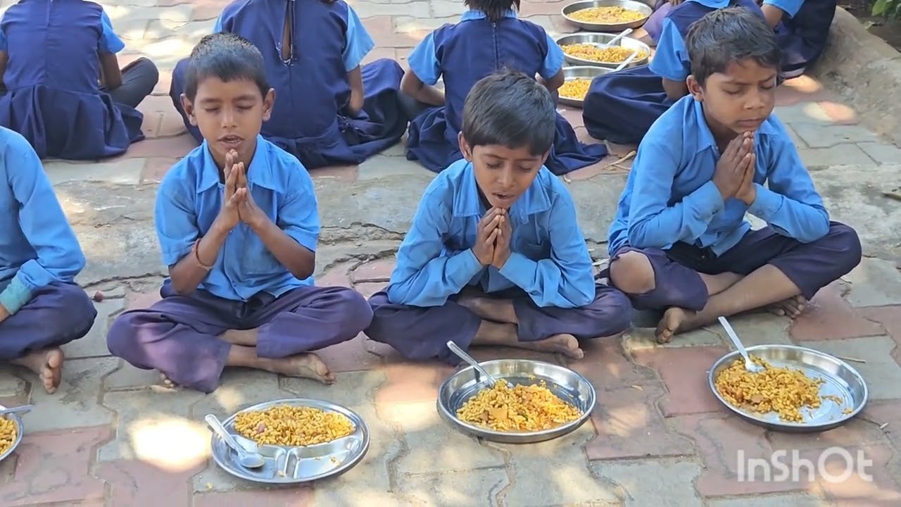 महुडा प्राथमिक स्कूल (वनवासी बच्चों को) लाइव भेल स्वाद लिया और खुश हुए