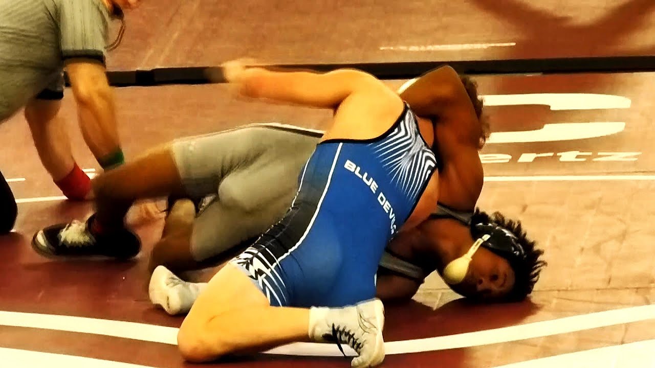 144 #5 Devin Farrow (McCluer North) over Ralph Moore (MRH Maplewood-Richmond Heights) MD 17-8