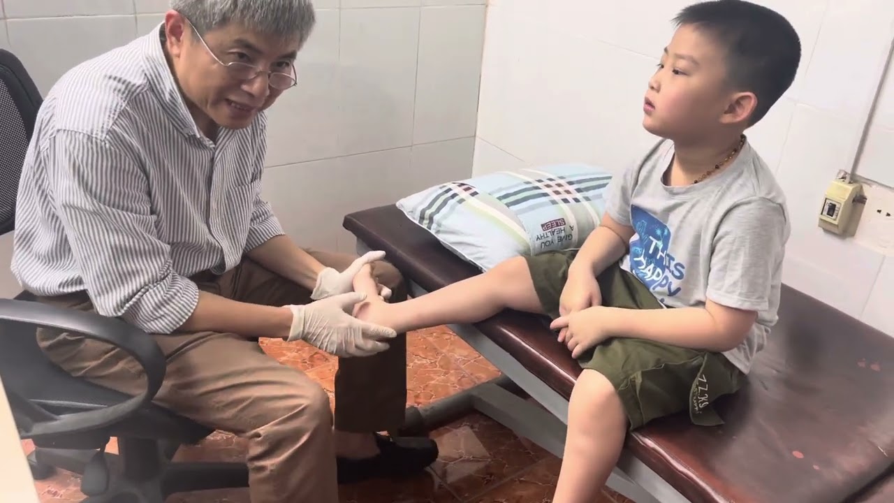 Ken 6 tuổi, lần khám được bỏ giày