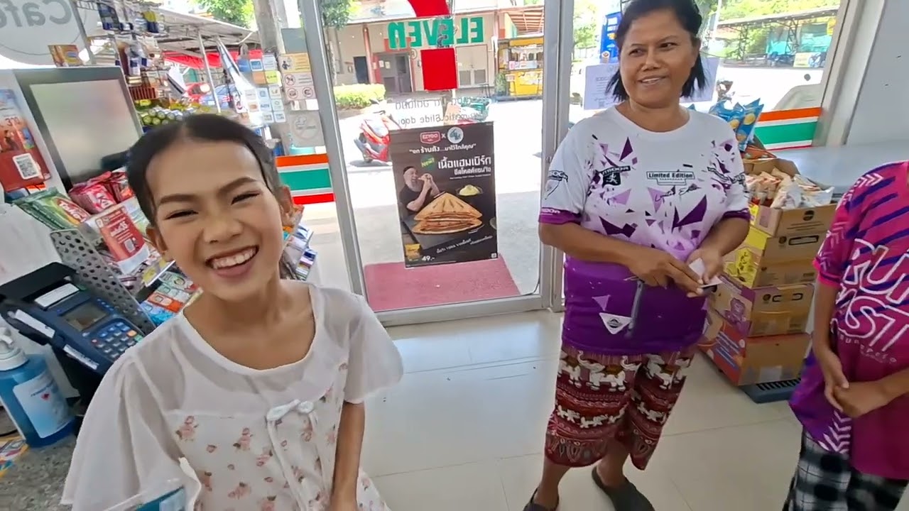 ลูกอิ่มพ่อกับแม่ต้องอิ่มเดินไปซื้อของที่7-11มาให้พ่อกับแม่ #บ้านศรีวิไล #เคศรีวิไล #ธิดาลาวศรีวิไล 