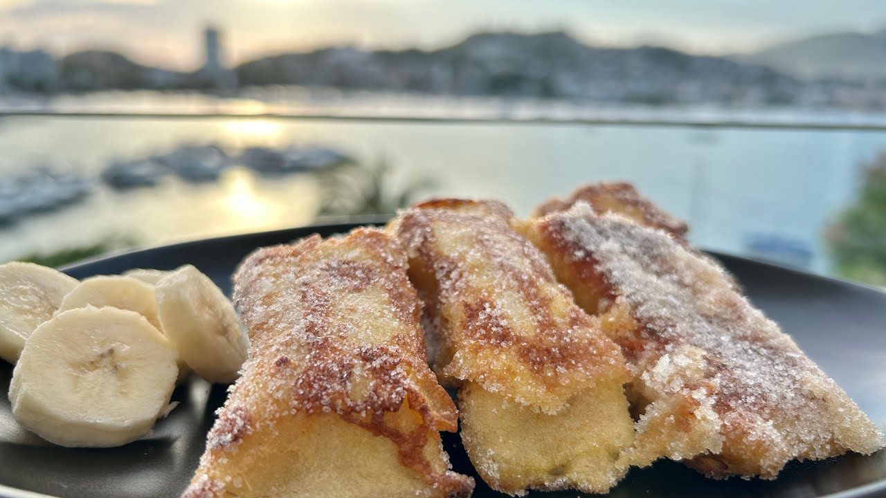 UN RICO POSTRE QUE PUEDE SER DESAYUNO, PLÁTANO ENVUELTO EN PAN FRANCÉS