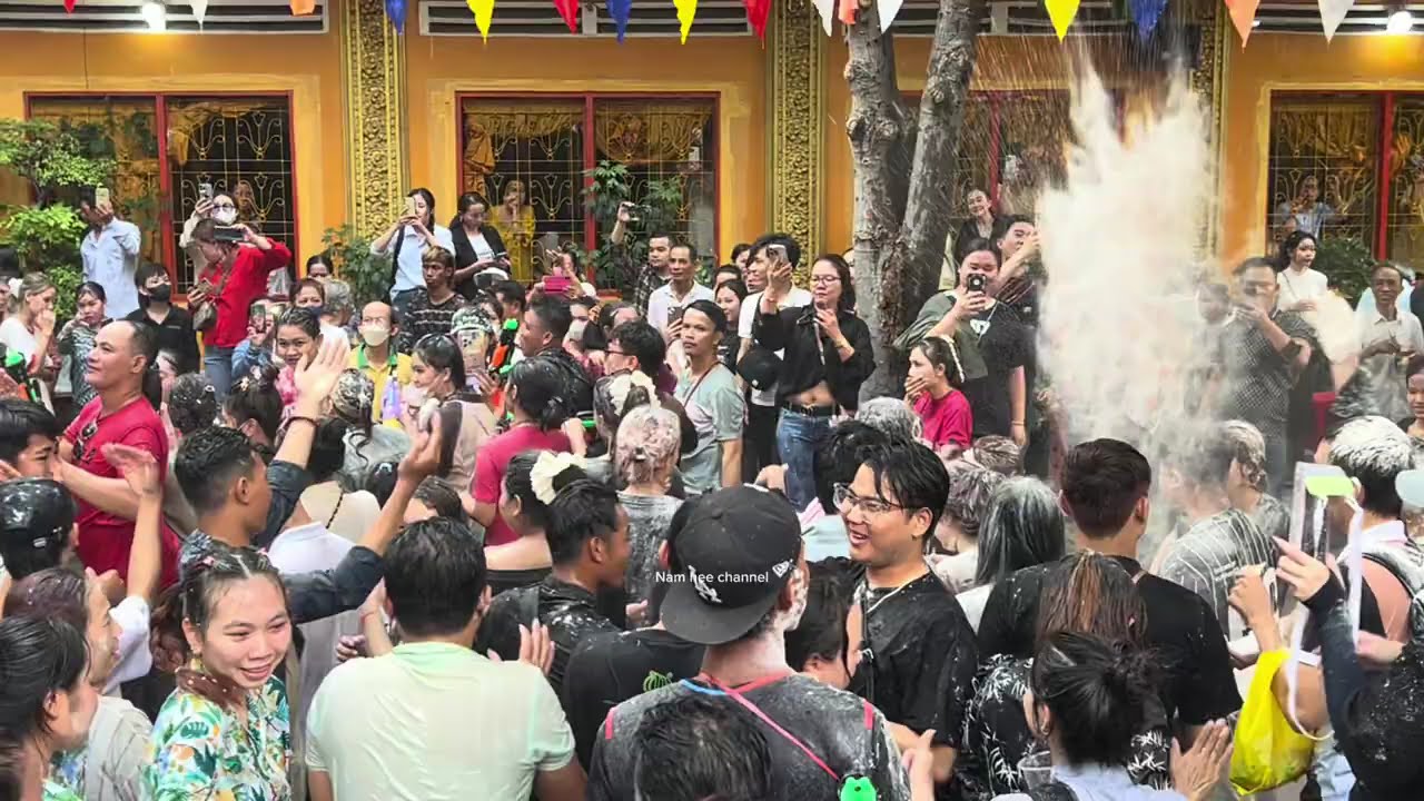Vỡ Trận Té Nước 💦 Tại Chùa Khmer Chantarangsay