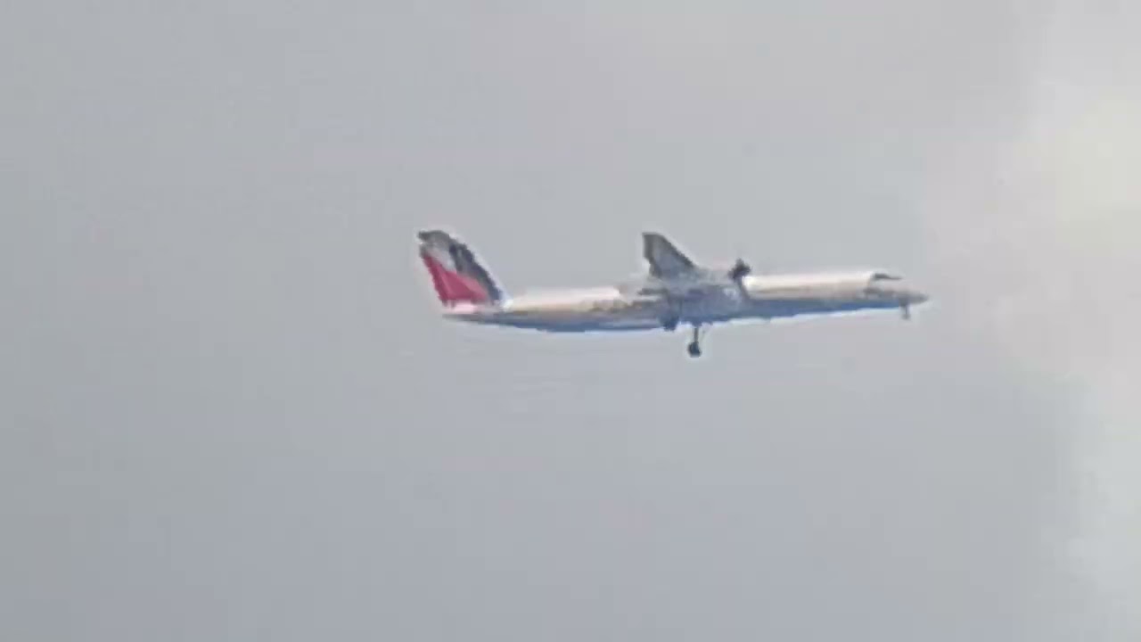 De Havilland Canada Dash 8-400 Philippine Airlines RP-C5910 flyby  