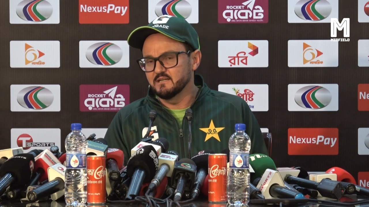 বাবর আজমকে নিয়ে প্রশ্নের পরই প্রশ্ন বাকি থাকতেও হঠাৎ প্রেসমিট শেষ পাকিস্তানের!? 