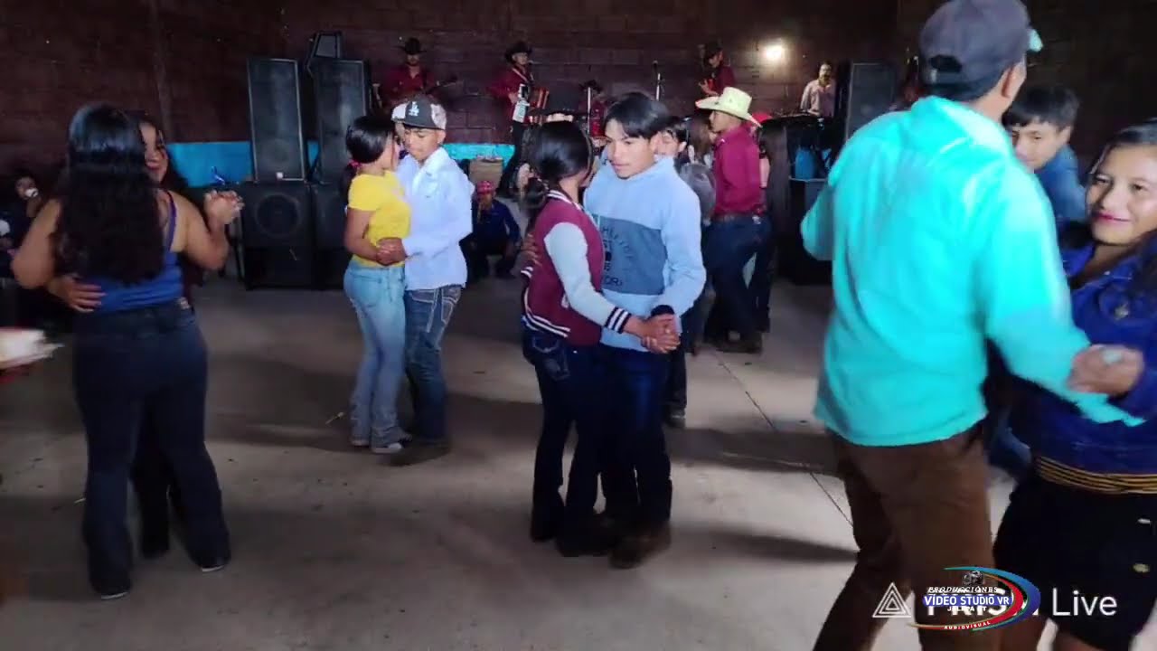 ASI SE BAILA EN ARAYZAPO CON EL GRUPO ARCOIRIS BAILE #POPULAR 