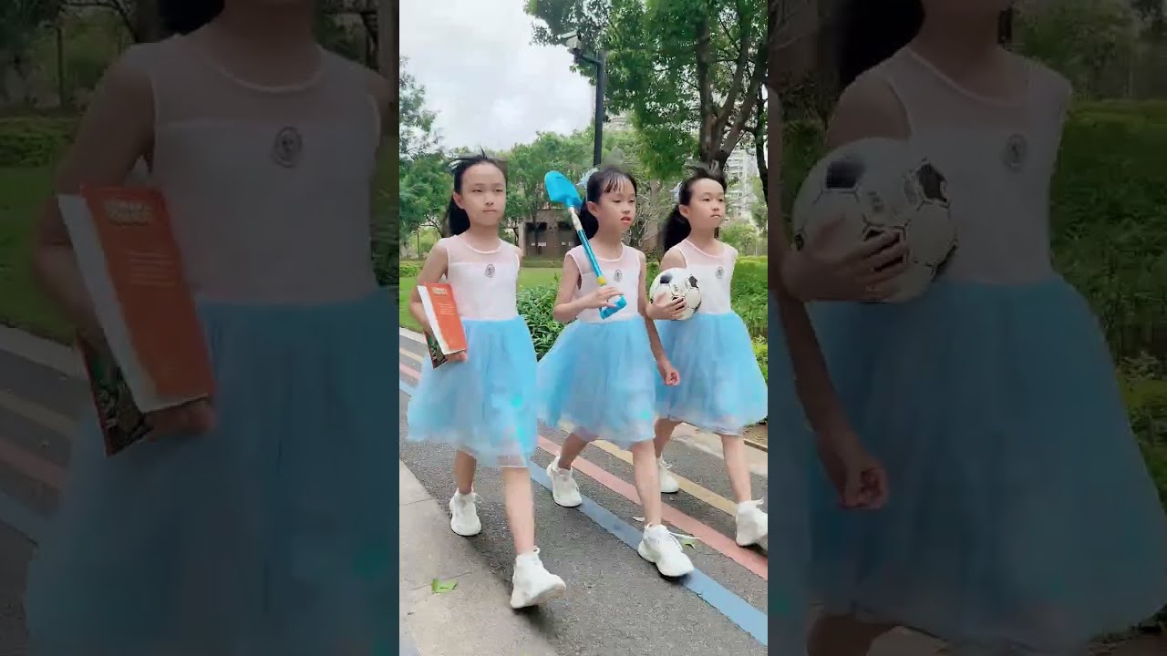 Весенний показ мод тройняшек на открытом воздухе начался!