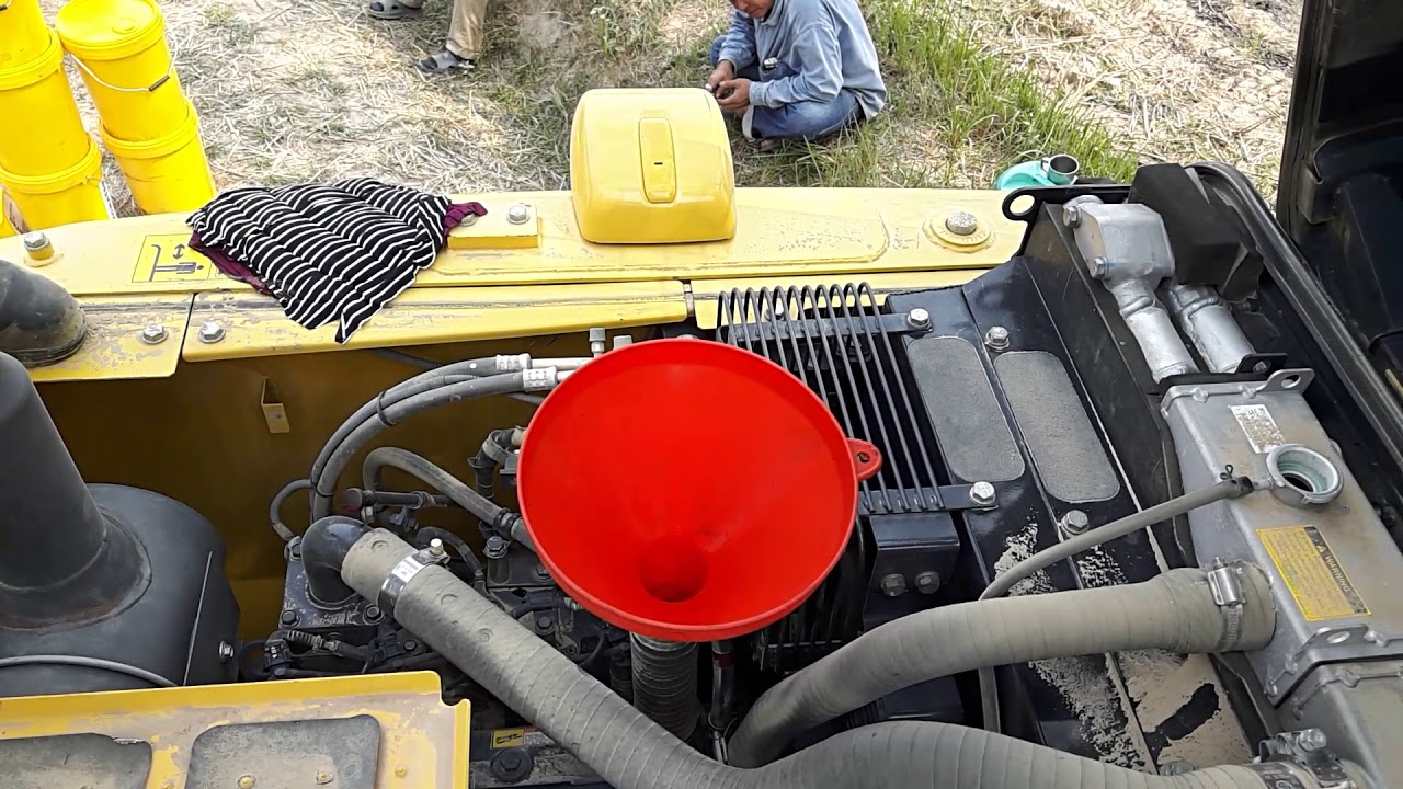 รีวิว การเปลี่ยนถ่ายน้ำมันเครื่อง น้ำหม้อน้ำ โปีะสวิง ตัวเดิน ของ komatsu pc 130-8 จากช่างkomatsu