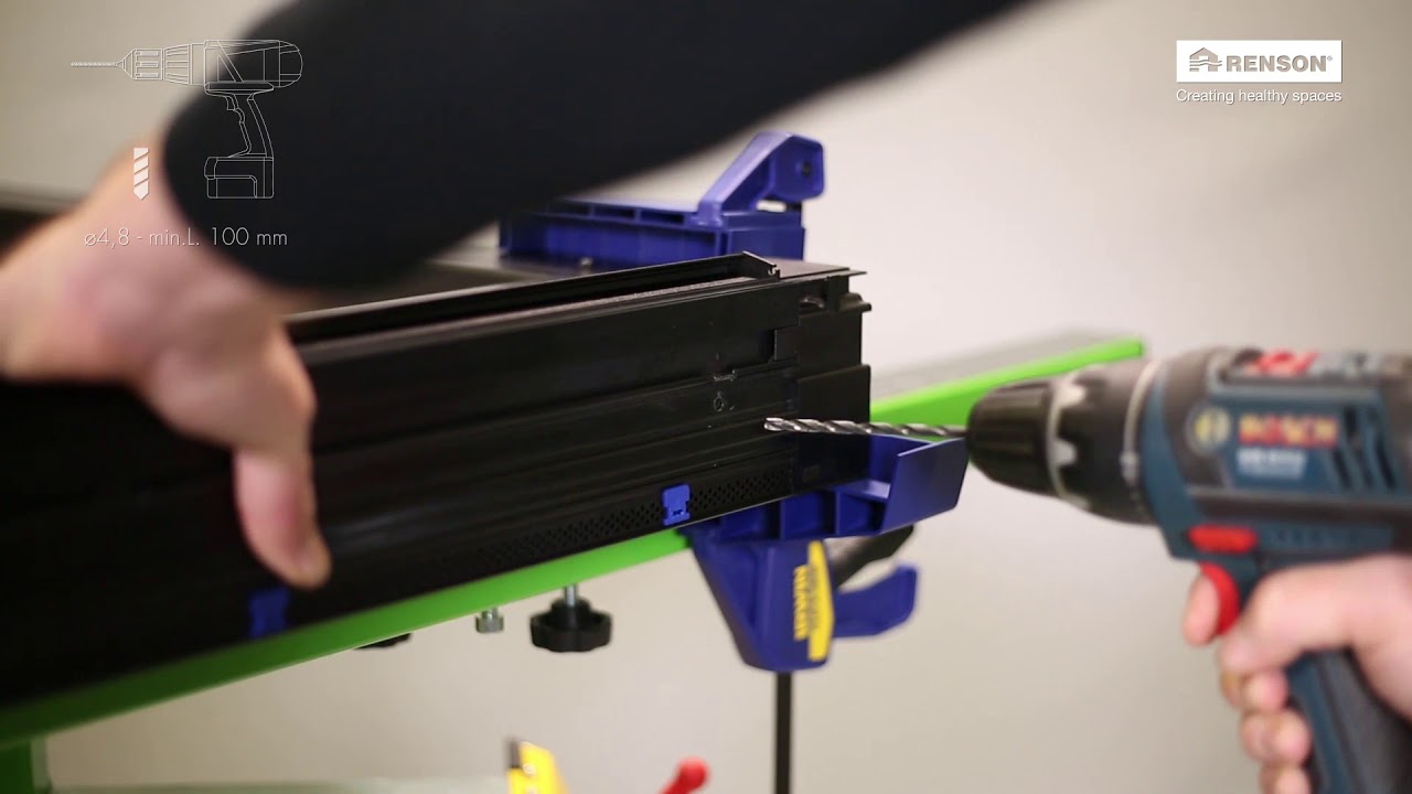 Montage Invisivent AIR/COMFORT auf einem PVC-Fenster
