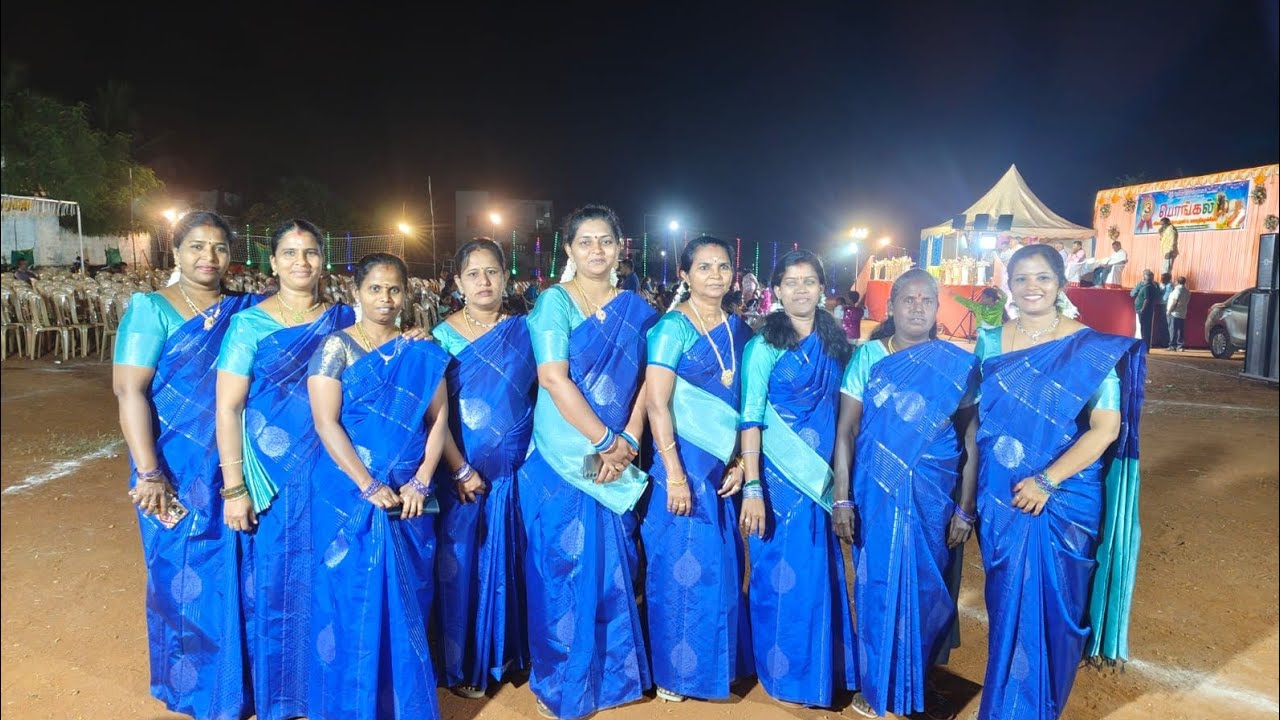    தாண்டியா ஆடும் தங்க மங்கைகள் 