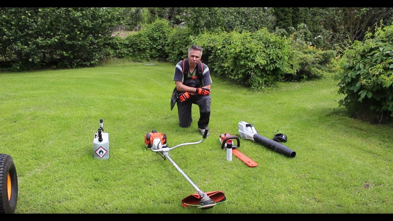 Sövényíró Stihl HSA 45 és lombfúvó BGA 56. Most a fűkasza és fűnyírás és szegélynyírás elmarad! :)