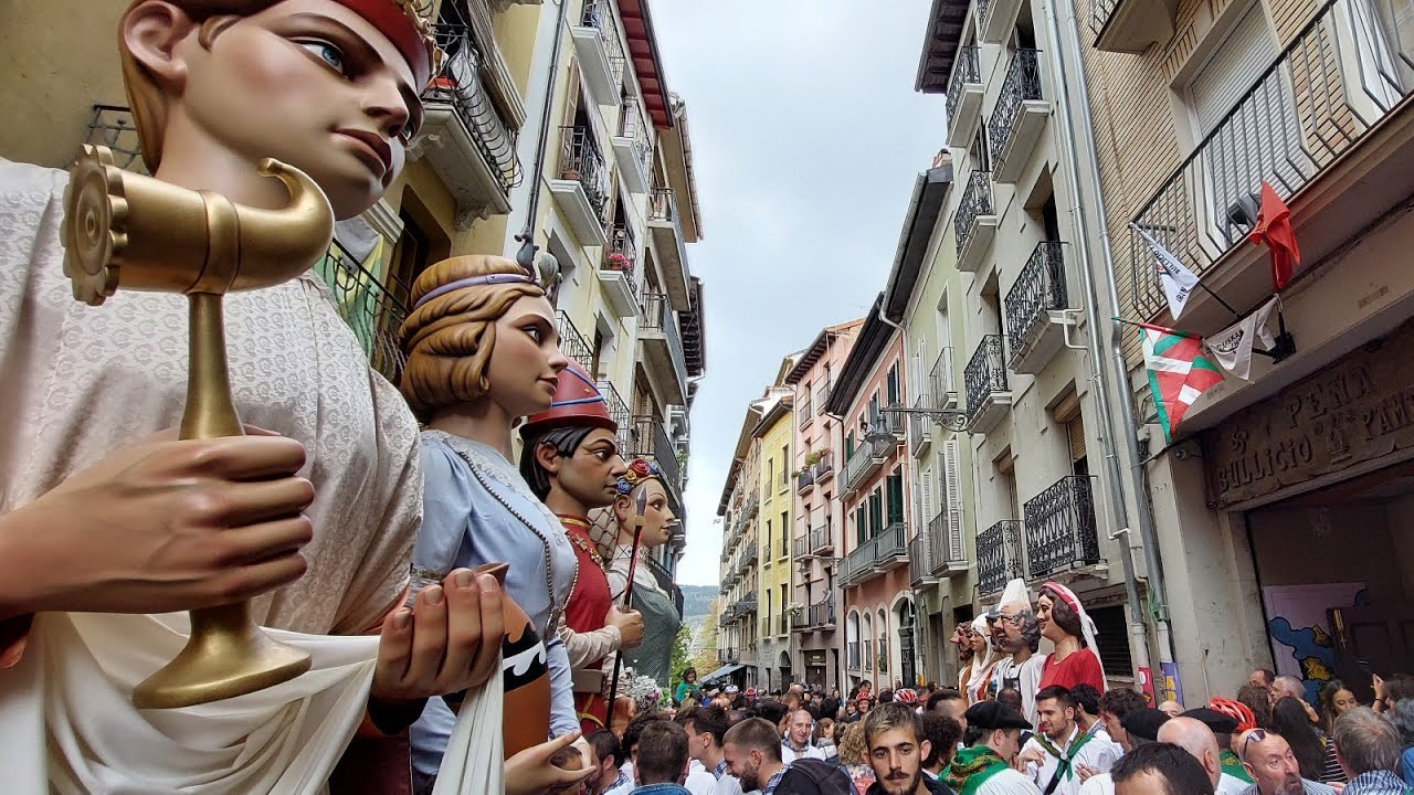 Gigantes del Casco viejo polonesa con txistu/ Alde zaharreko erraldoiek txistulariekin polonesa