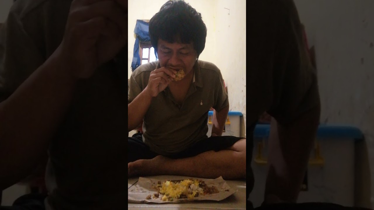 Sarapan pagi sama nasi kuning dan nasi uduk enak banget bikin kenyang banget 