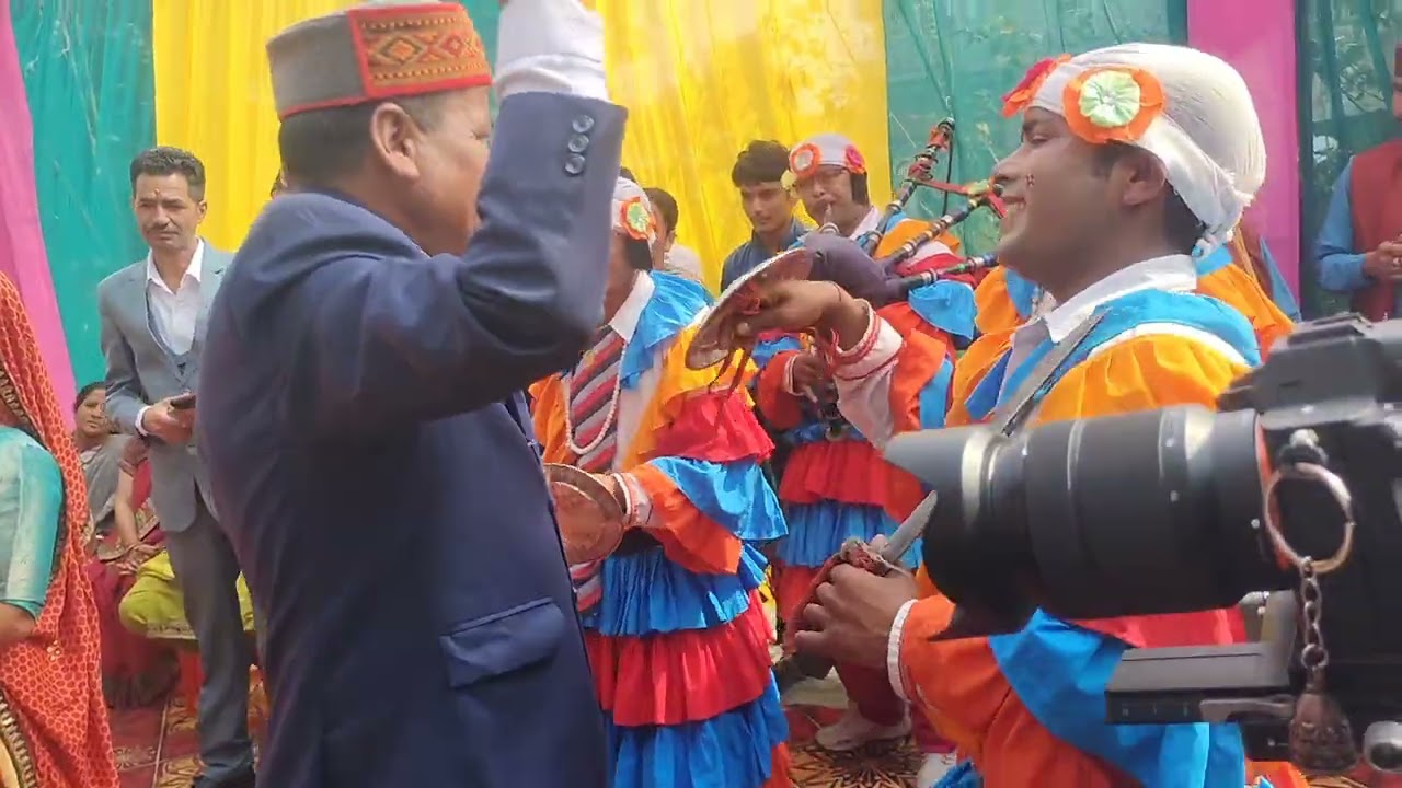 हल्द्वानी का दूल्हा गया दुल्हनिया को लेने पहाड़ी ढोल के साथ